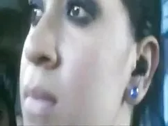 آماتور لاتین جوان با مشاغل زرق و برق دار سوار پسر خروس