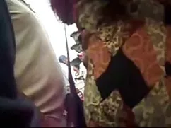 زن خانه دار در آشپزخانه روشن با سیاه و سفید است