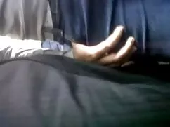 گربه یک سبزه جوان با لذت بردن از لرزش یک ویبراتور شیشه ای است